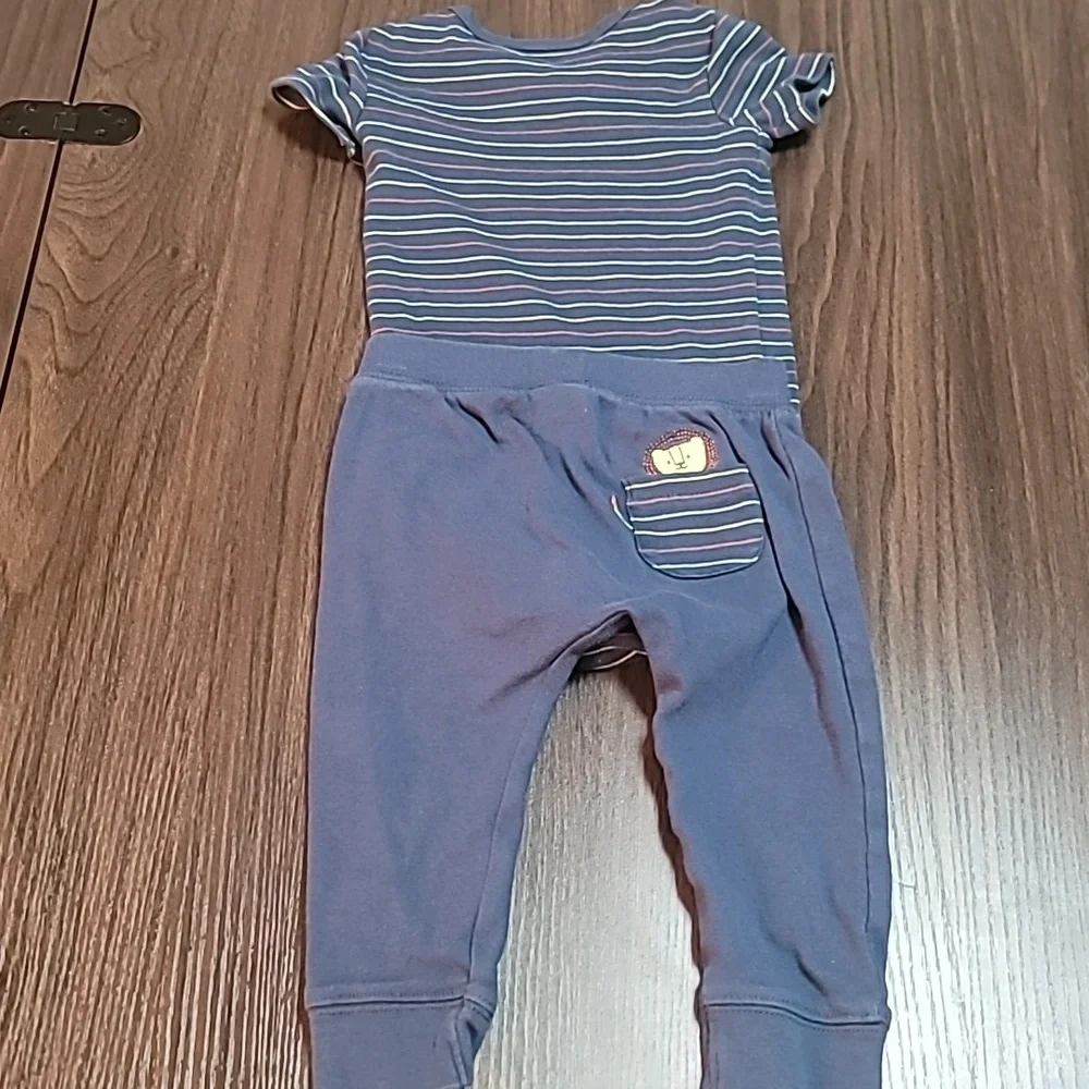 👶 Adorable Carter's Striped Onesie and Blue Pants Set (12 months) 👶 - Picture 4 of 6